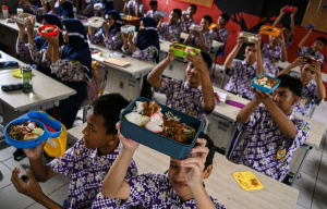 prabowo-program-makan-bergizi-gratis-bisa-tingkatkan-ekonomi-desa-hingga-rp-8-miliar-per-tahun