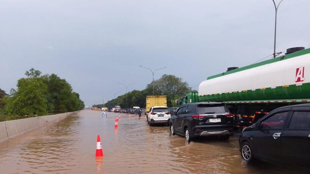 Banjir Menerjang Tol Jakarta-Tangerang, Imbas Luapan Kali Sabi